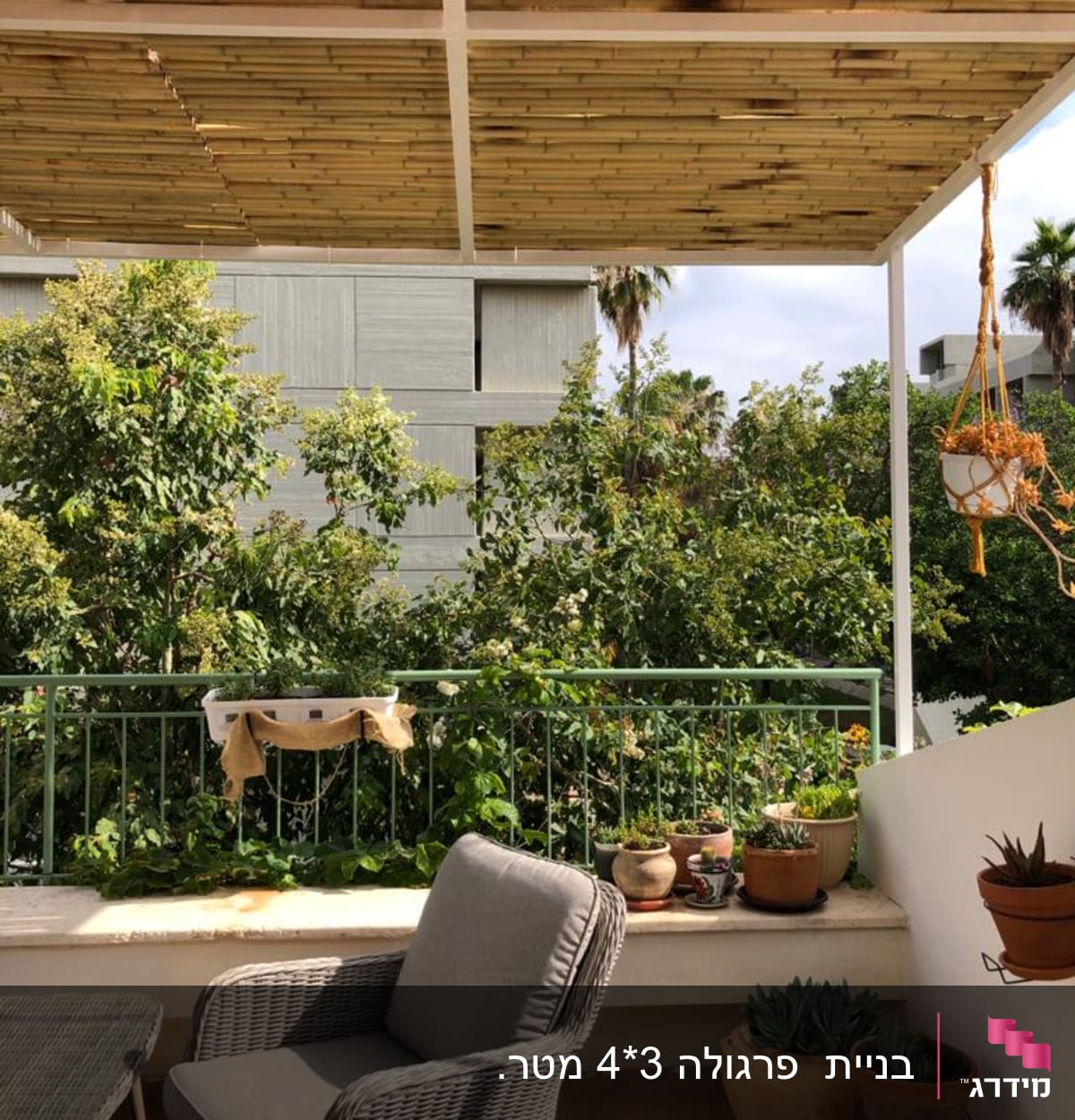 מרפסת עם גג במבוק וצמחייה מסביב